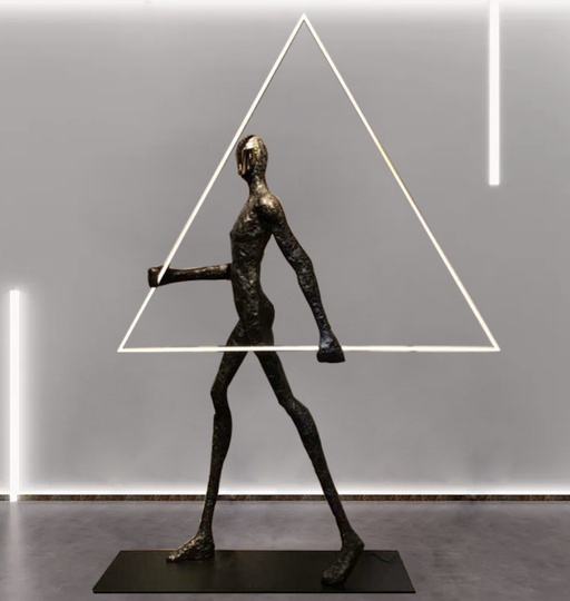 Торшер человек. Напольный светильник черный торшер 98*20*151. NIM GEO - человек с треугольником, LED, 50 Вт